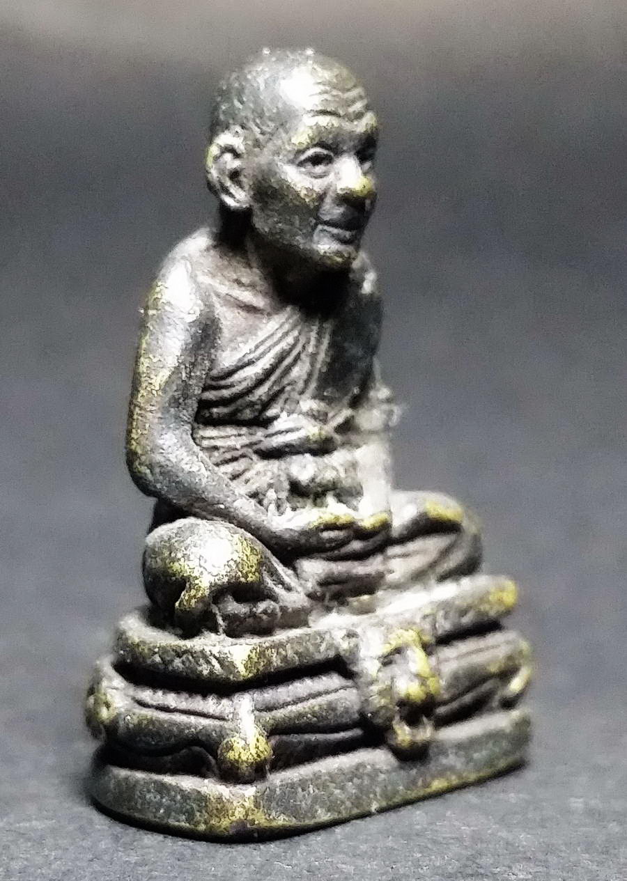 รหัสสินค้า พระกริ่ง พระหล่อ 403 รูปหล่อหลวงพ่อเปิ่น วัดบางพระ จังหวัดนครปฐม สร้างปี 2530 เนื้อทองเหลืองรมดำ