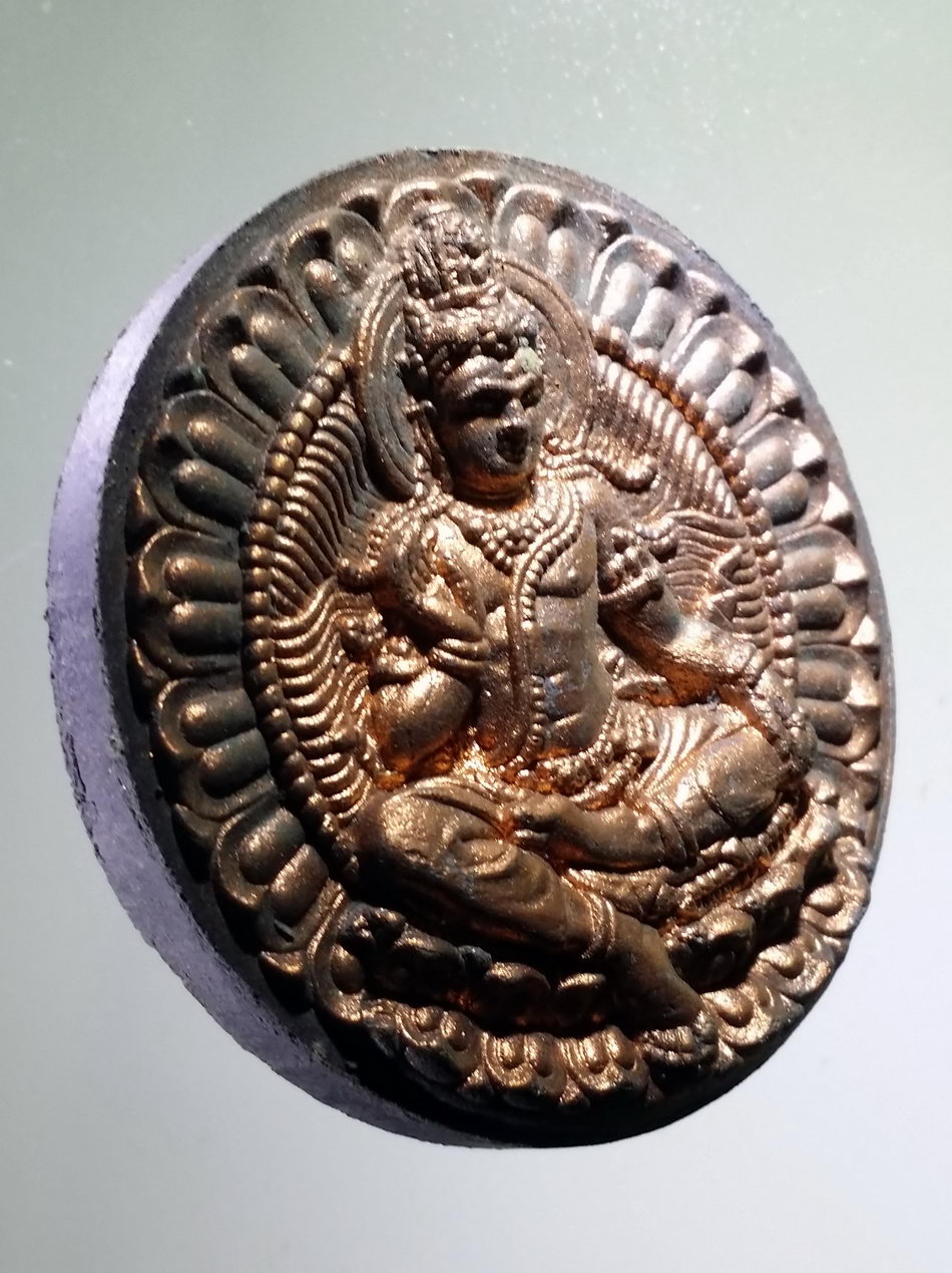 รหัสสินค้า จตุคามรามเทพ 824 พระเทวราชโพธิสัตว์ จตุคามรามเทพ รุ่น รวยไม่เลิก ปี ๒๕๕๐ เนื้อว่านดำ ปัดนาค พร้อมกล่องเดิม