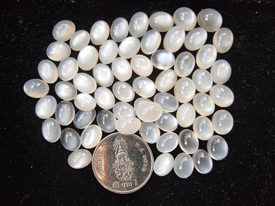 มูนสโตนไข่หลังเบี้ย 8x6 mm. 6 กะรัต