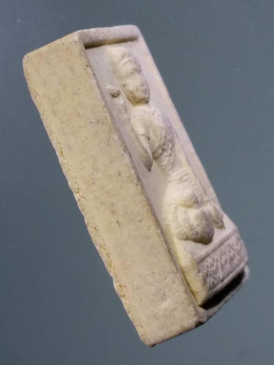 รหัสสินค้า พระไม่ทราบที่ 471 แม่นางกวักเนื้อผง หลังยันต์ ตาราง อักขระขอมล้านนา ไม่ทราบที่