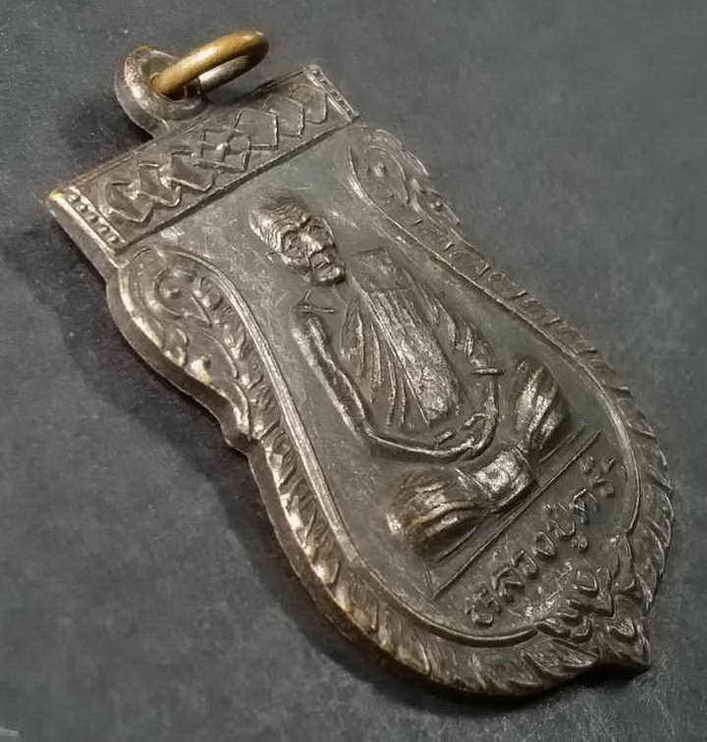 รหัสสินค้า ระยอง 004 เหรียญเสมาใหญ่ หลวงปู่คร่ำ วัดวังหว้า ออกวัดวังศิลาธรรมาราม อำเภอแกลง จังหวัดระยอง สร้างปี 2536 ที่ระลึกในงานผูกพัทธสีมา ตอกโค๊ต เป็นเหรียญเสมาใหญ่ที่หายากไม่พบเจอได้โดยง่าย เป็นเหรียญดีมีประสบการณ์ พระรายการนี้ให้เช่าบูชาแล้ว