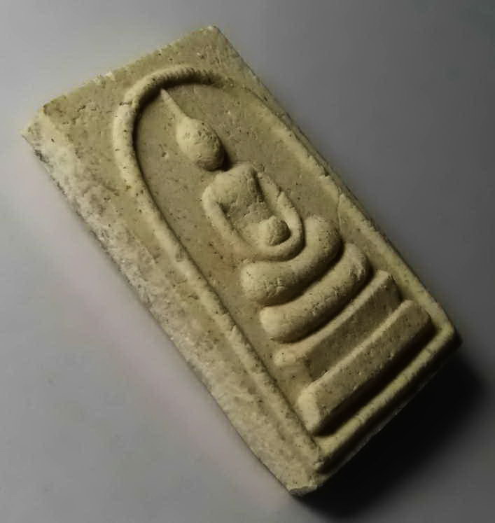 รหัสสินค้า พระสมเด็จ วัดต่างๆ 261 พระสมเด็จเนื้อผง ปางอุ้มบาตร (มีกินไม่มีอด) หลวงพ่อพิมพ์ วัดพฤกษะวัน อำเภอบางมูลนาก จังหวัดพิจิตร พระรายการนี้ให้เช่าบูชาแแล้ว