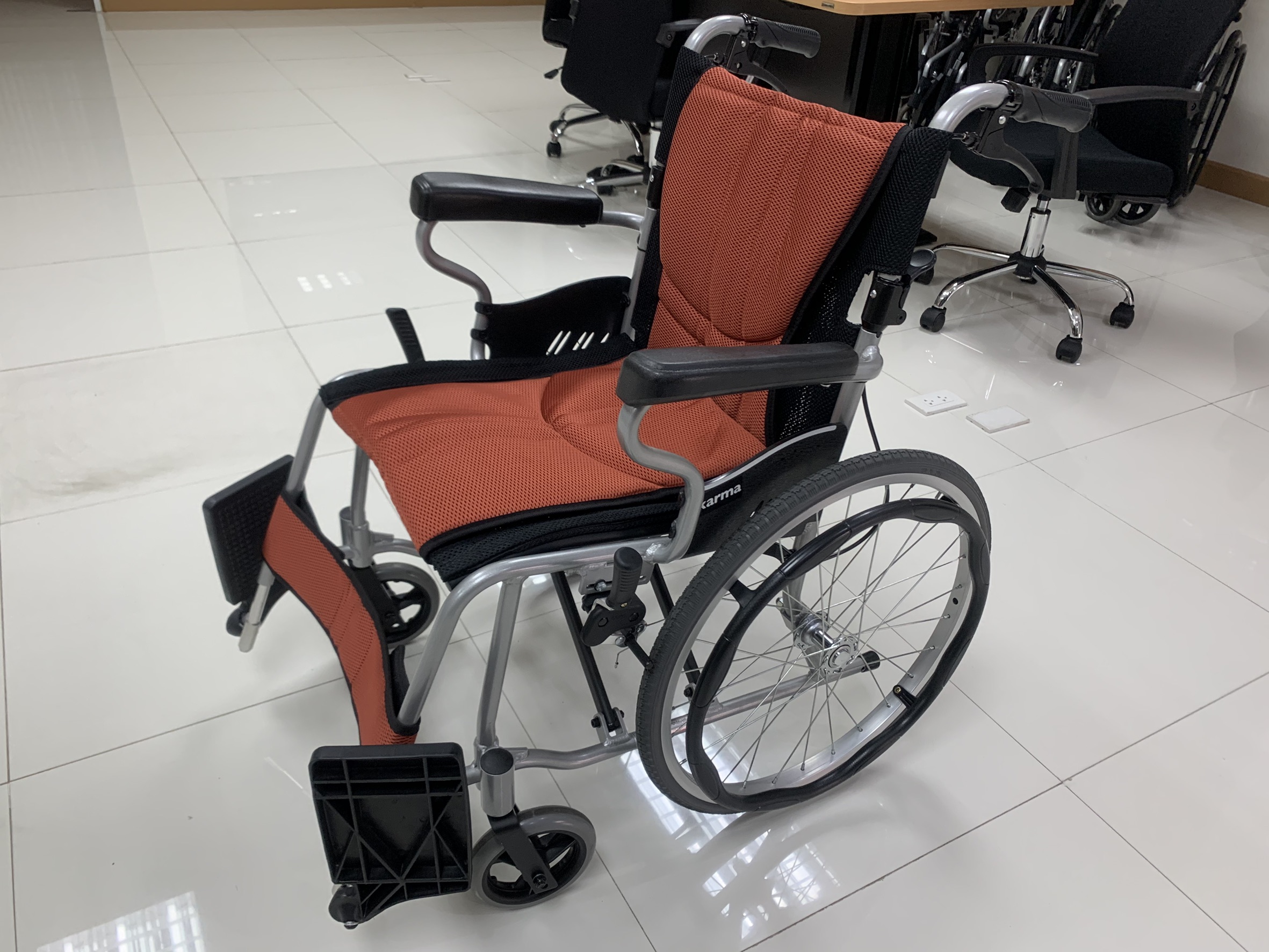 รถเข็นวีลแชร์น้ำหนักเบา พับได้ อลูมินัมอัลลอยด์คาร์ม่า รุ่น S-Ergo 205 F20 (WheelChair Karma S-Ergo 205 F20) พกพาสะดวก กะทัดรัด ของแท้ รับประกันศูนย์ไทย 5 ปี