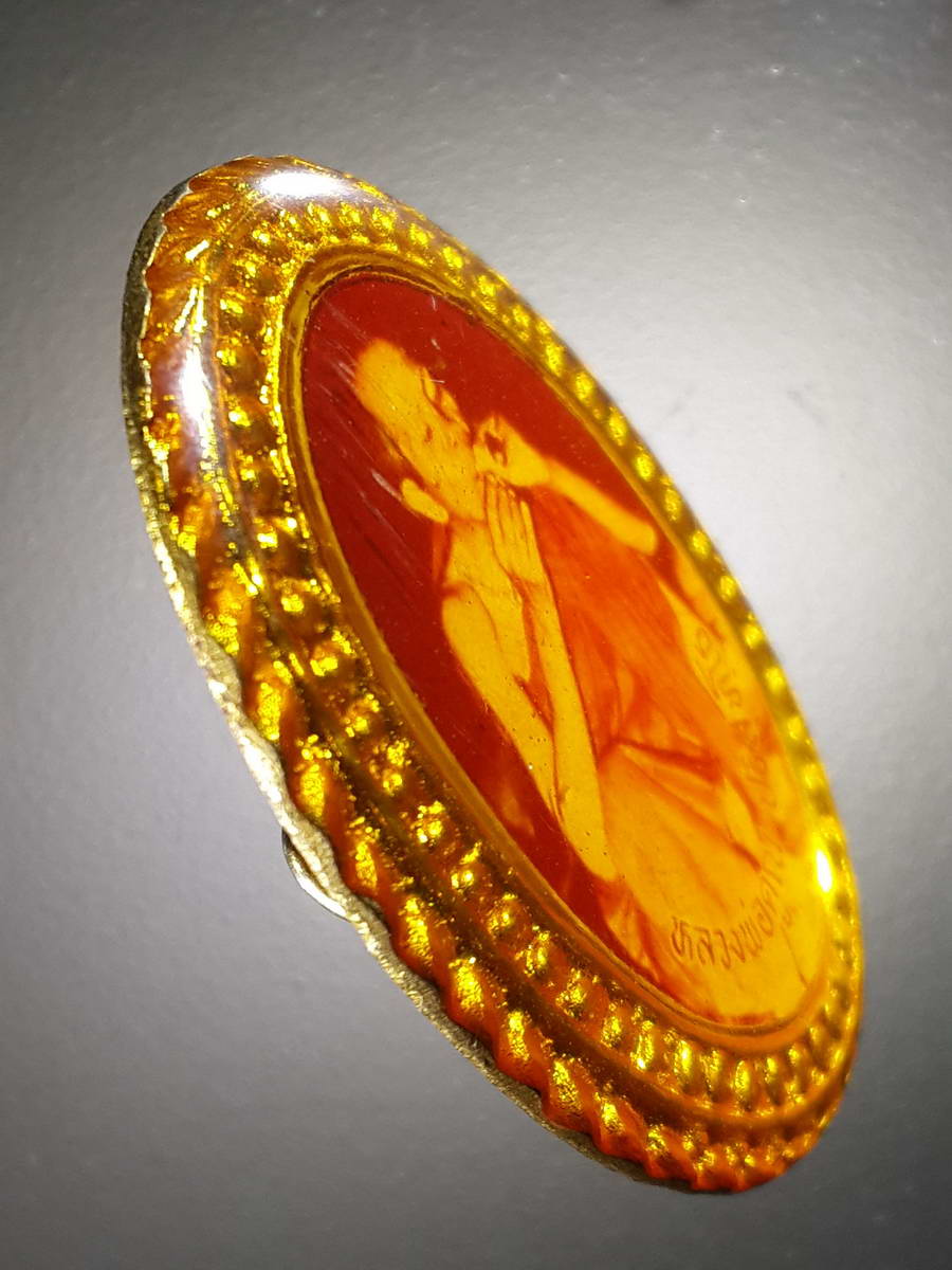 รหัสสินค้า เครื่องราง ล็อตเก็ต ภาพถ่าย 067 เข็มกลัดกะไหล่ทอง หลวงพ่อคูณ วัดบ้านไร่ จังหวัดนครราชสีมา ไม่ทราบปีที่สร้าง