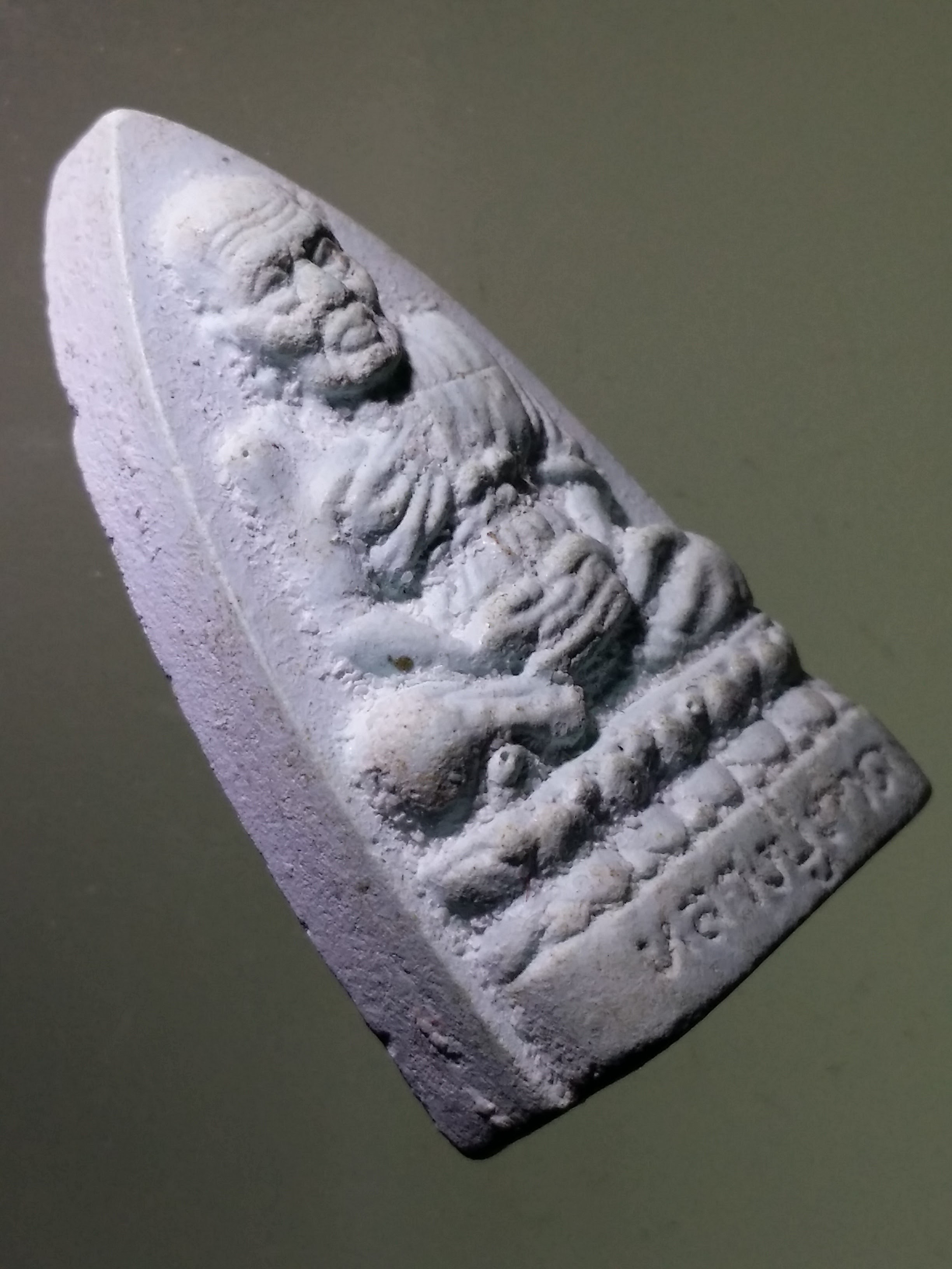 รหัสสินค้า หลวงปู่ทวด วัดต่างๆ 575 หลวงปู่ทวด เนื้อผงชอล์ก สีฟ้า บางคนดูเป็นพระผงจักรพรรดิ์หลวงตาม้า วัดถ้ำเมืองนะ จังหวัดเชียงใหม่ แต่ส่วนใหญ่แล้วจะเจอแต่สีขาว องค์นี้แปลกครับ