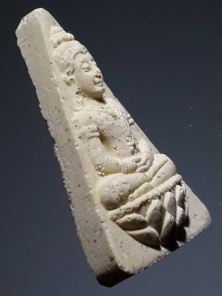 รหัสสินค้า พระไม่ทราบที่ 367 พระนางพญาเนื้อผง นั่งฐานบัว ด้านหลังมีเขียนคำว่าสุนีย์ ไม่ทราบที่