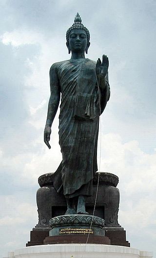 รหัสสินค้า นครปฐม 004 เหรียญสมโภชพระศรีศากยะทศพลญาณประธานพุทธมณฑลสุทรรศน์ หลังภปร.สร้างปี 2525 พระรายการนี้ให้เช่าบูชาแล้ว