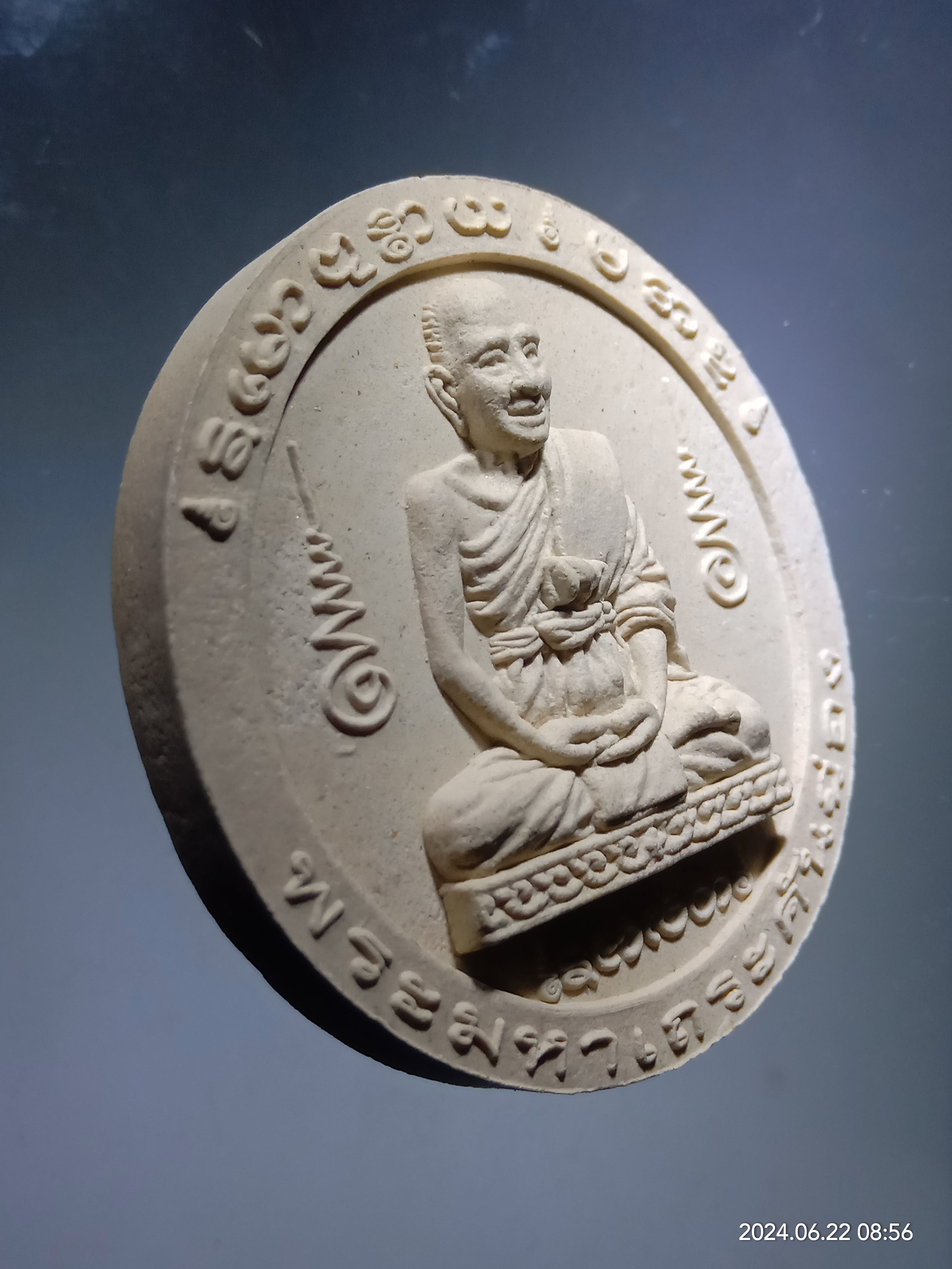 รหัสสินค้า พระเนื้อดิน เนื้อผง เนื้อว่าน 014 พระผงจันทร์ลอย พระมหาเถระคันฉ่อง สมเด็จพระนารายณ์บพิตรเปนเจ้า องค์ดำ (สมเด็จพระนเรศวรมหาราช) ไม่ทราบที่ ขนาดเมื่อเทียบกับเหรียญบาท