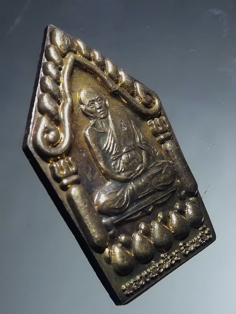 Antig FB 12861 เหรียญห้าเหลี่ยม เนื้อทองฝาบาตร หลวงพ่อน้อย วัดธรรมศาลา ที่ระลึกสร้างอาคารโรงเรียน ตอกโค๊ต ด้านหน้า