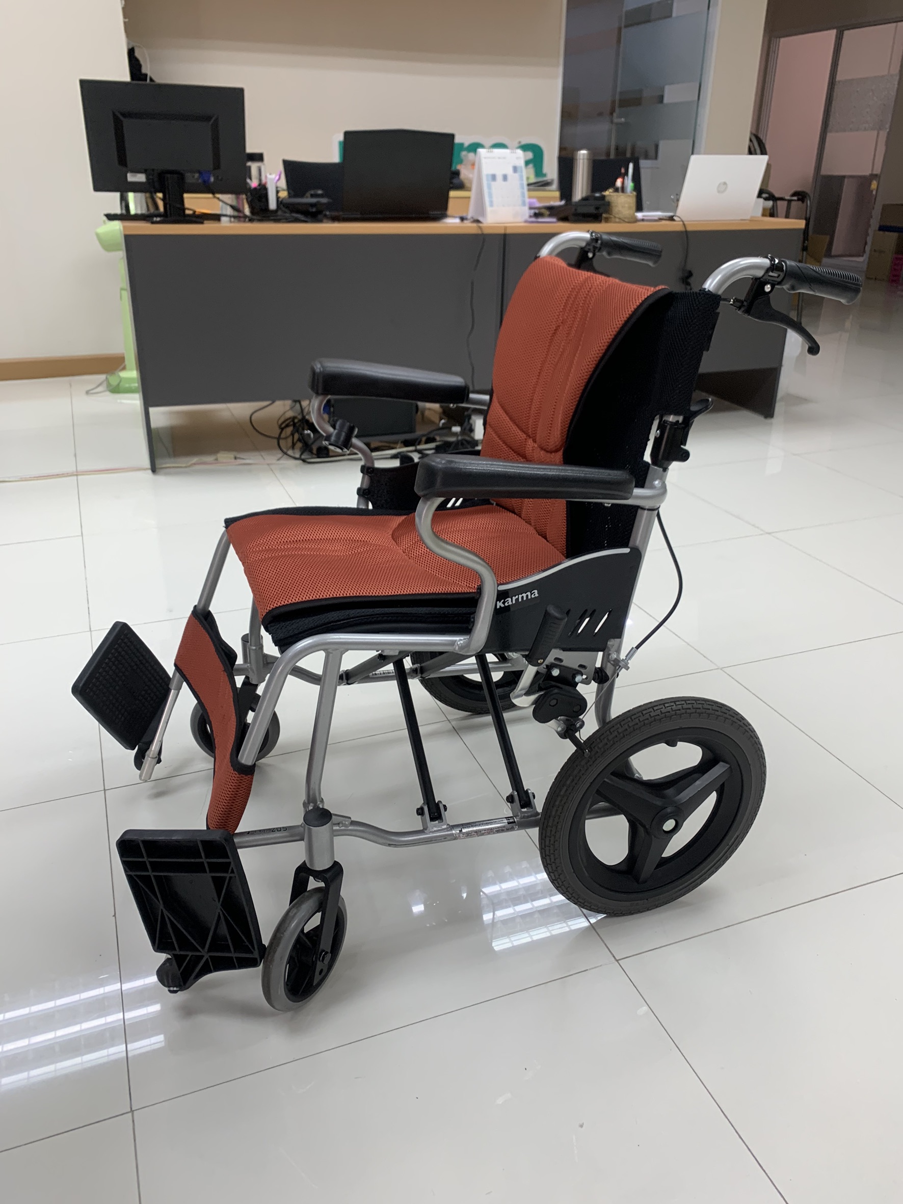 รถเข็นวีลแชร์น้ำหนักเบา อลูมินัมอัลลอยด์คาร์ม่า รุ่น S-Ergo 205 F14 (WheelChair KARMA S-Ergo 205 F14) กะทัดรัด พกพาสะดวก ของแท้ รับประกันศูนย์ไทย 5 ปี