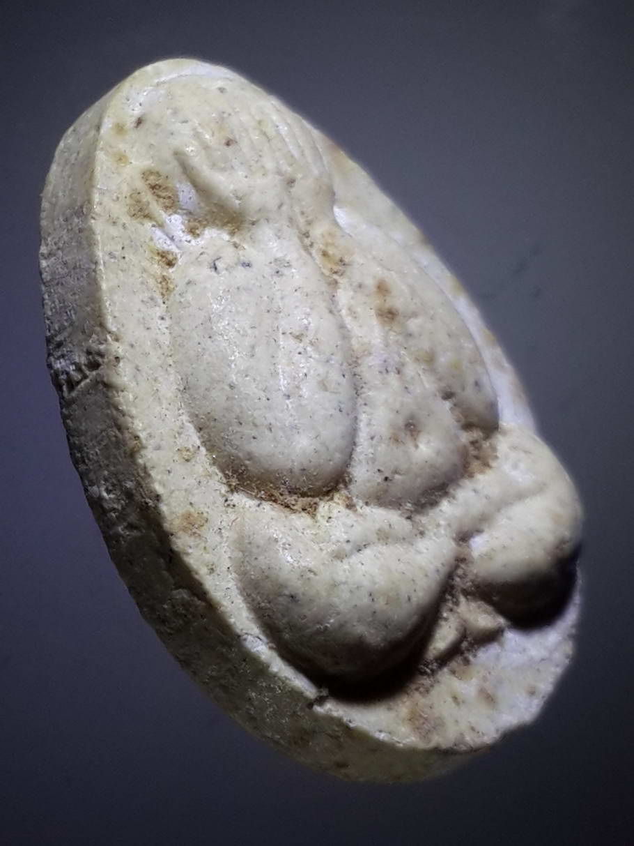 รหัสสินค้า พระปิดตา ทั่วไป 196 พระปิดตาเนื้อผง หลังยันต์ พุทธะจุติ และพุทธะสังมิ หัวใจไตรสรณคมน์ ไม่ทราบที่