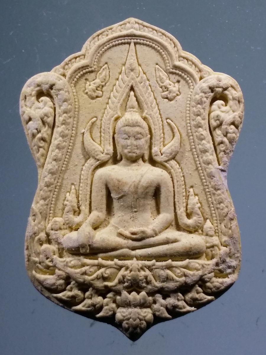 รหัสสินค้า พระเนื้อดิน เนื้อผง เนื้อว่าน 9020 พระพุทธชินราชเนื้อผง วัดมะค่าไทรงาม อำเภอแกลง จังหวัดระยอง สร้างปี 2562 ที่ระลึกในงานปิดทองฝังลูกนิมิต ผูกสีมา