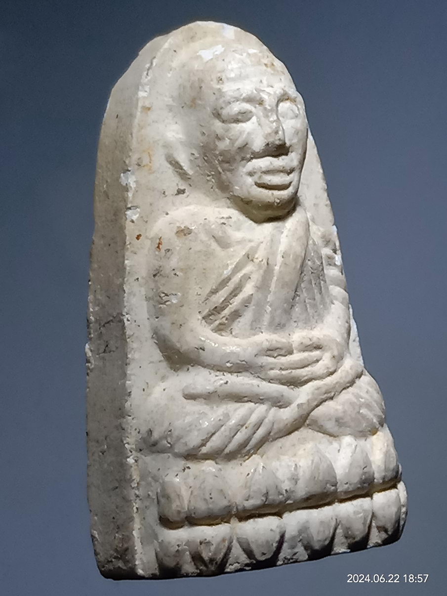 รหัสสินค้า พระเนื้อดิน เนื้อผง เนื้อว่าน 200 หลวงปู่ทวดพิมพ์พระรอด เนื้อผงด้านหลังมีรอยกดโค้ด กลมๆ หลังเรียบ ไม่ทราบที่ เชิญครับไม่แพง