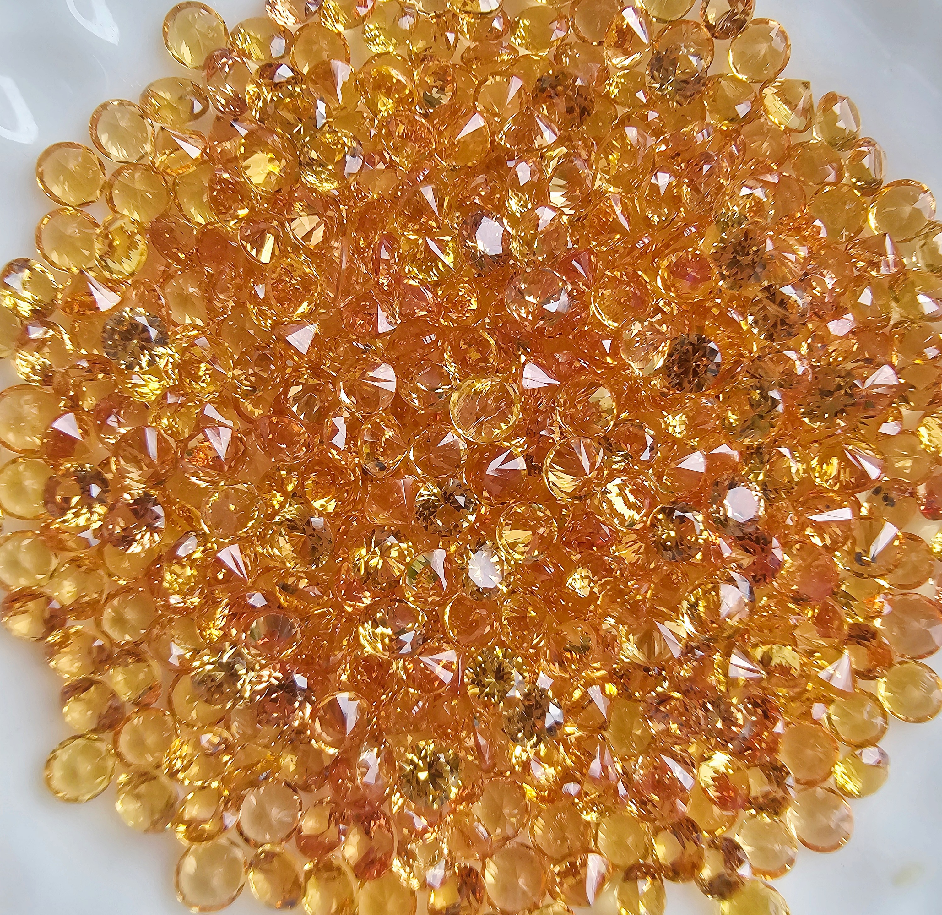 บุษราคัมสีเหลืองกลม 2.5 มม. 1 กะรัต