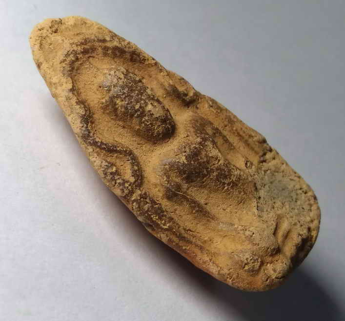 รหัสสินค้า พระกรุ 019 พระขุนแผนไข่ผ่าซีก (เเตงกวา) กรุวัดพระรูป จังหวัดสุพรรณบุรี สภาพระเบิดเข่าด้านซ้าย พระรายการนี้ให้เช่าบูชาแล้ว