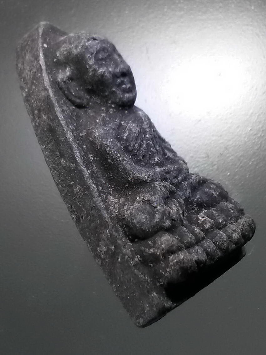 รหัสสินค้า หลวงปู่ทวด วัดต่างๆ 496 หลวงปู่ทวด เนื้อว่าน วัดช้างให้ จังหวัดปัตตานี หลังตัวหนังสือนูน ไม่ทราบปีที่สร้าง