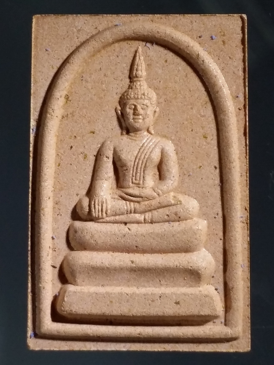 รหัสสินค้า พระมีกล่อง 481 หลวงพ่อพระใส เนื้อกระเบื้องหลังคาโบสถ์ รุ่นแรก วัดโพธิ์ชัยจังหวัดหนองคาย สร้างปี 2541 พระรายการนี้ให้เช่าบูชาแล้ว