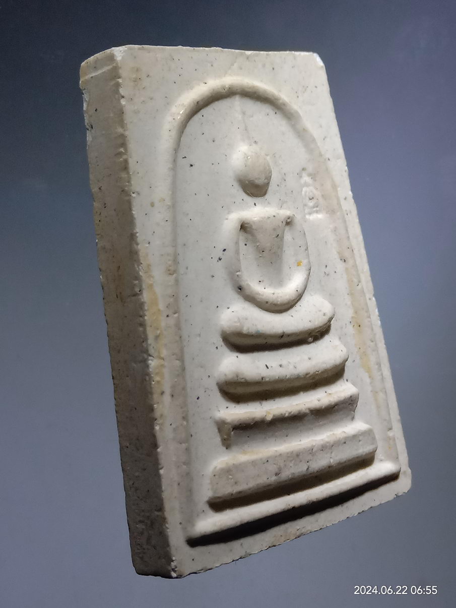 รหัสสินค้า พระสมเด็จ วัดต่างๆ 1174 พระสมเด็จเนื้อผง พิมพ์ทรงเจดีย์ วัดระฆังโฆสิตาราม กรุงเทพฯ ไม่ทราบปีที่สร้าง ด้านหลังปั๊มตรายาง กดโค้ดด้านหน้า