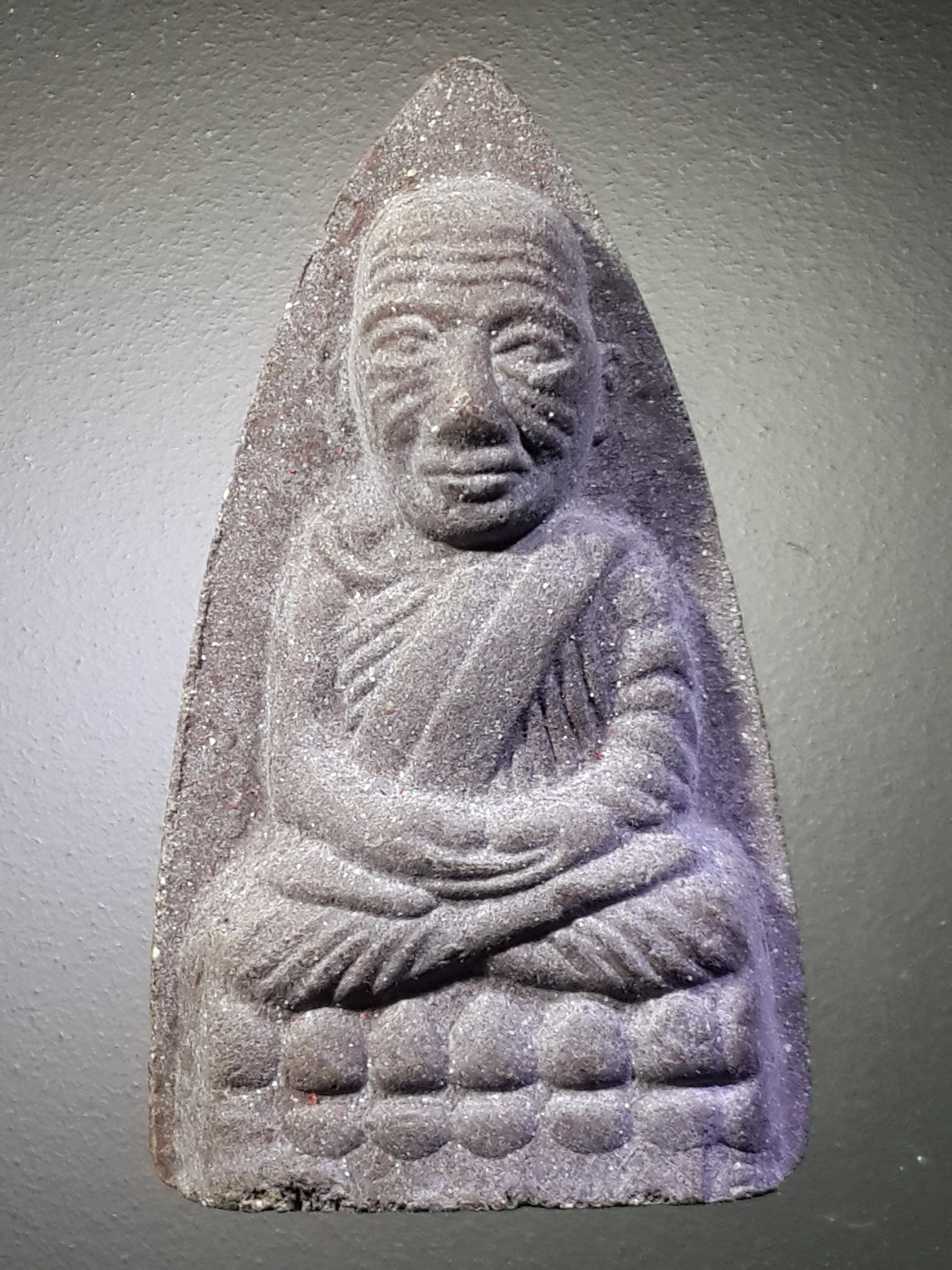 รหัสสินค้า พระมีกล่อง 394 หลวงปู่ทวด เนื้อว่าน วัดช้างให้ จังหวัดปัตตานี พิมพ์หลังตัวหนังสือนูน สร้างปี 2548