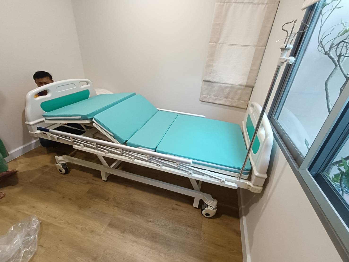 เตียงผู้ป่วยมือหมุน 3 ไกร์ A328P หัว-ท้าย ABS ราวสไลด์ (Manual Hospital Bed) ปรับเตียงต่ำพิเศษ 37 ซม. เท้าสัมผัสพื้นได้อย่างปลอดภัย + แถมพิเศษ ฟูกที่นอน 4 ตอน + เสาน้ำเกลือเสียบหัวเตียง (รุ่นขายดี)