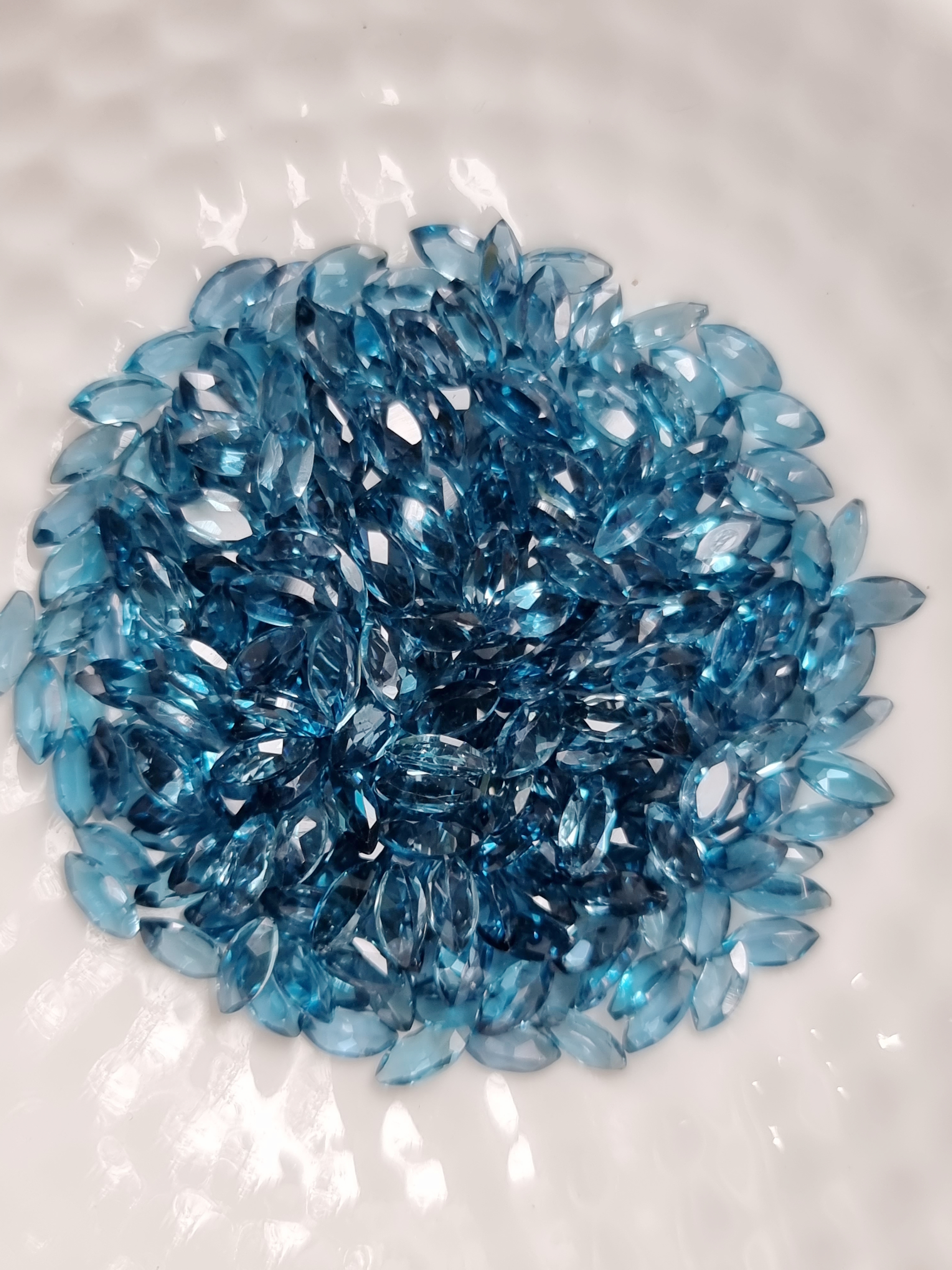 ลอนดอนบลูโทปาสมาคี 2.5x5 mm. 5 กะรัต