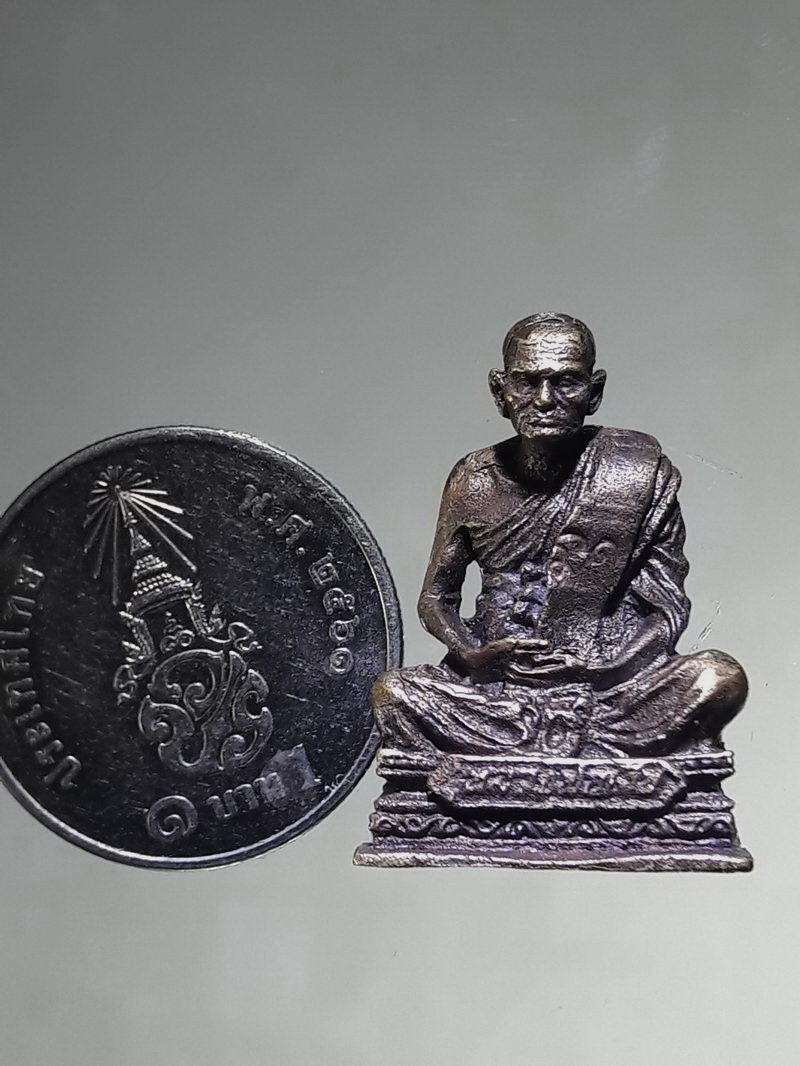 รหัสสินค้า พระกริ่ง พระหล่อ 840 รูปหล่อโบราณ หล่อก้นถ้วย หลวงพ่อเงิน วัดบางคลาน จังหวัดพิจิตร ไม่ทราบปีที่สร้าง ตอกโค๊ต บริเวณสังฆาฏิ