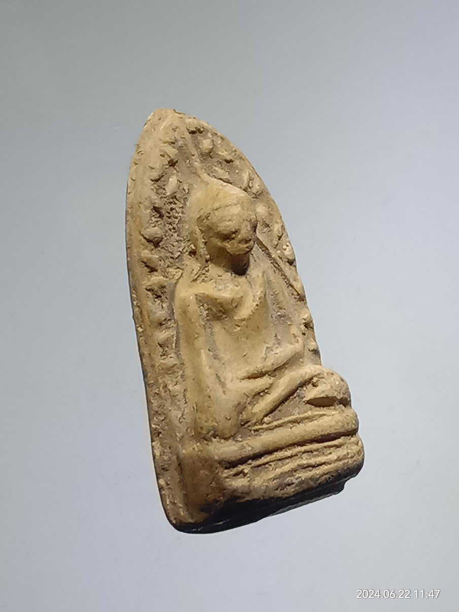 รหัสสินค้า พระเนื้อดิน เนื้อผง เนื้อว่าน 107 พระรอด เนื้อดินเผา วัดมหาวัน ลำพูน สู่ศตวรรษที่ 14 จัดสร้างปี 2539 พระสภาพสวยมาก หน้าตาจมูกปากติด ชัดเจน ประกวดติดที่ 1 แน่นอน งดต่อราคาครับ บอกก่อนนะครับ ต่อราคาเราไม่ขาย