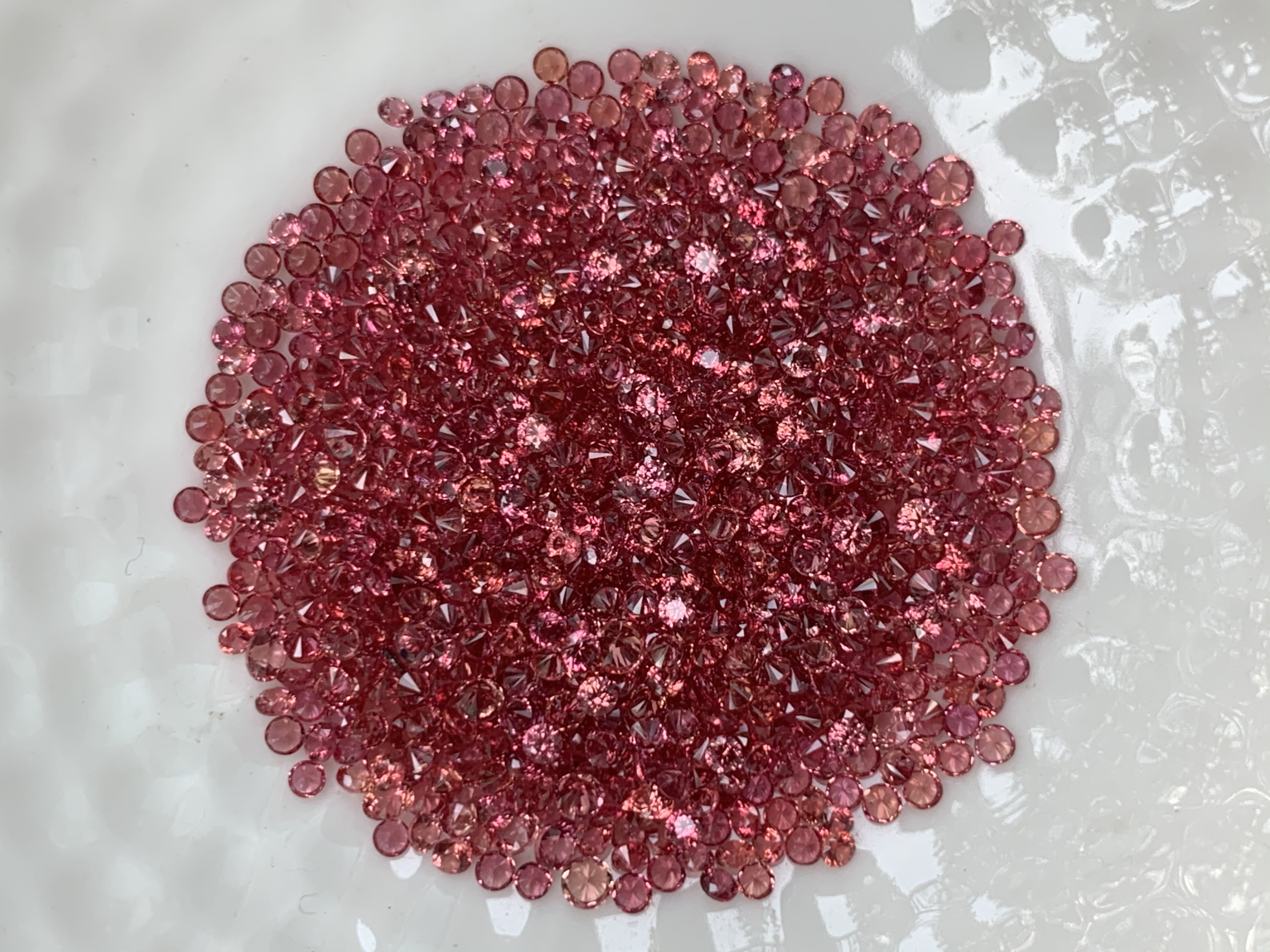 Orange-Red sapphire กลม 1.5 มม. 1 กะรัต
