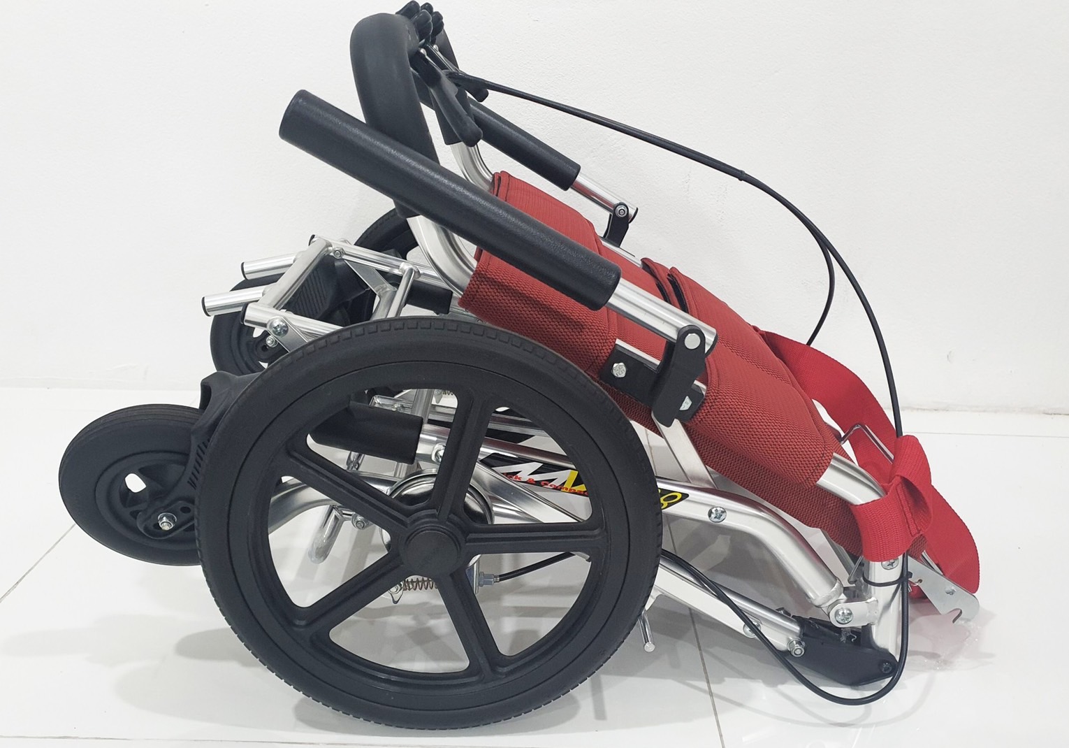 รถเข็นน้ำหนักเบา แบรนด์ญี่ปุ่น Matsunaga Wheelchair (車いす) รุ่น MV888 + แถมฟรีกระเป๋าใส่รถเข็นสำหรับเดินทาง (รุ่นยอดนิยม)