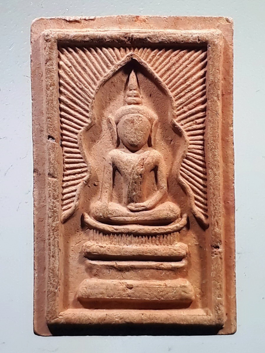 รหัสสินค้า พระเนื้อดิน เนื้อผง เนื้อว่าน 9242 พระสมเด็จแหวกม่าน เนื้อดินเผา หลังเรียบ ไม่ทราบที่ พิมพ์คล้ายของหลวงพ่อกวย วัดโฆสิตาราม จังหวัดชัยนาท