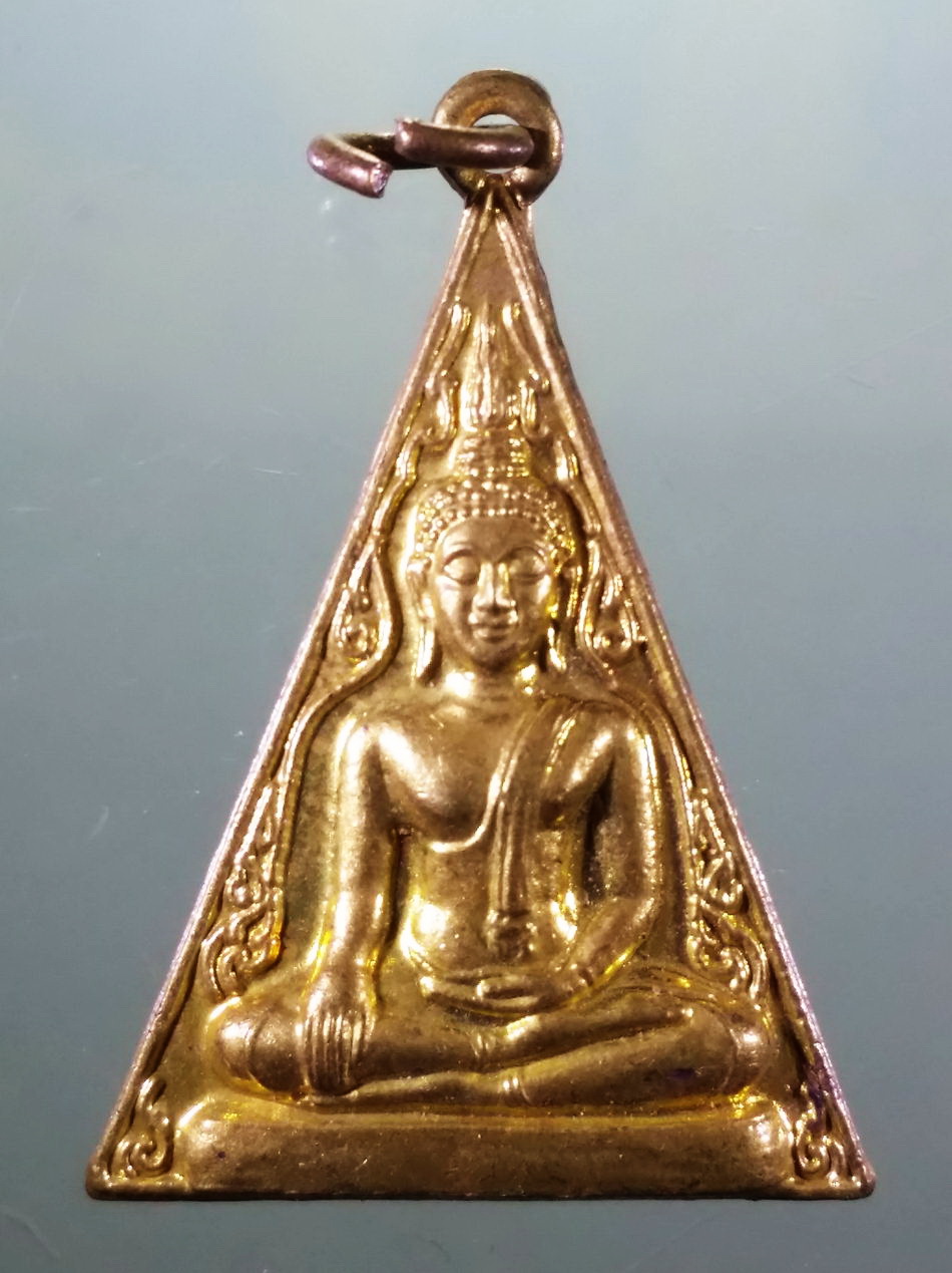 รหัสสินค้า เหรียญพระพุทธ 4207 เหรียญสามเหลี่ยม เนื้อทองสตางค์ หลวงพ่อพุทธมงคลศักดิ์สิทธิ์ วัดสังกัดรัตนคีรี อำเภอเมือง จังหวัดอุทัยธานี ขนาดเทียบกับเหรียญบาท
