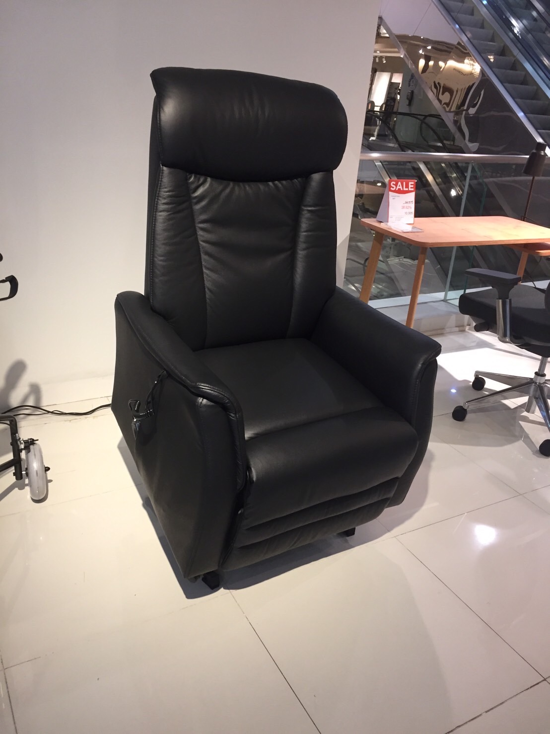 เก้าอี้พักผ่อนปรับไฟฟ้า ช่วยพยุงลุก-นั่ง Chilton Chair หุ้มหนังแท้ผิวสัมผัส นุ่มสบายต่อการใช้งาน