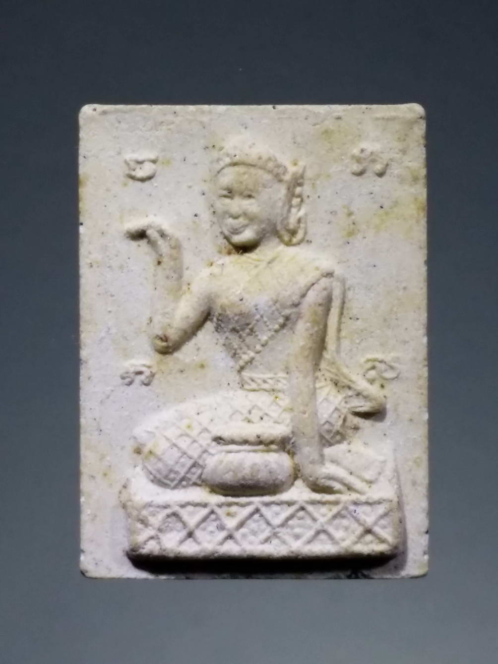 รหัสสินค้า พระไม่ทราบที่ 267 แม่นางกวักเนื้อผง หลังยันต์นะชาลีติ ไม่ทราบสำนัก