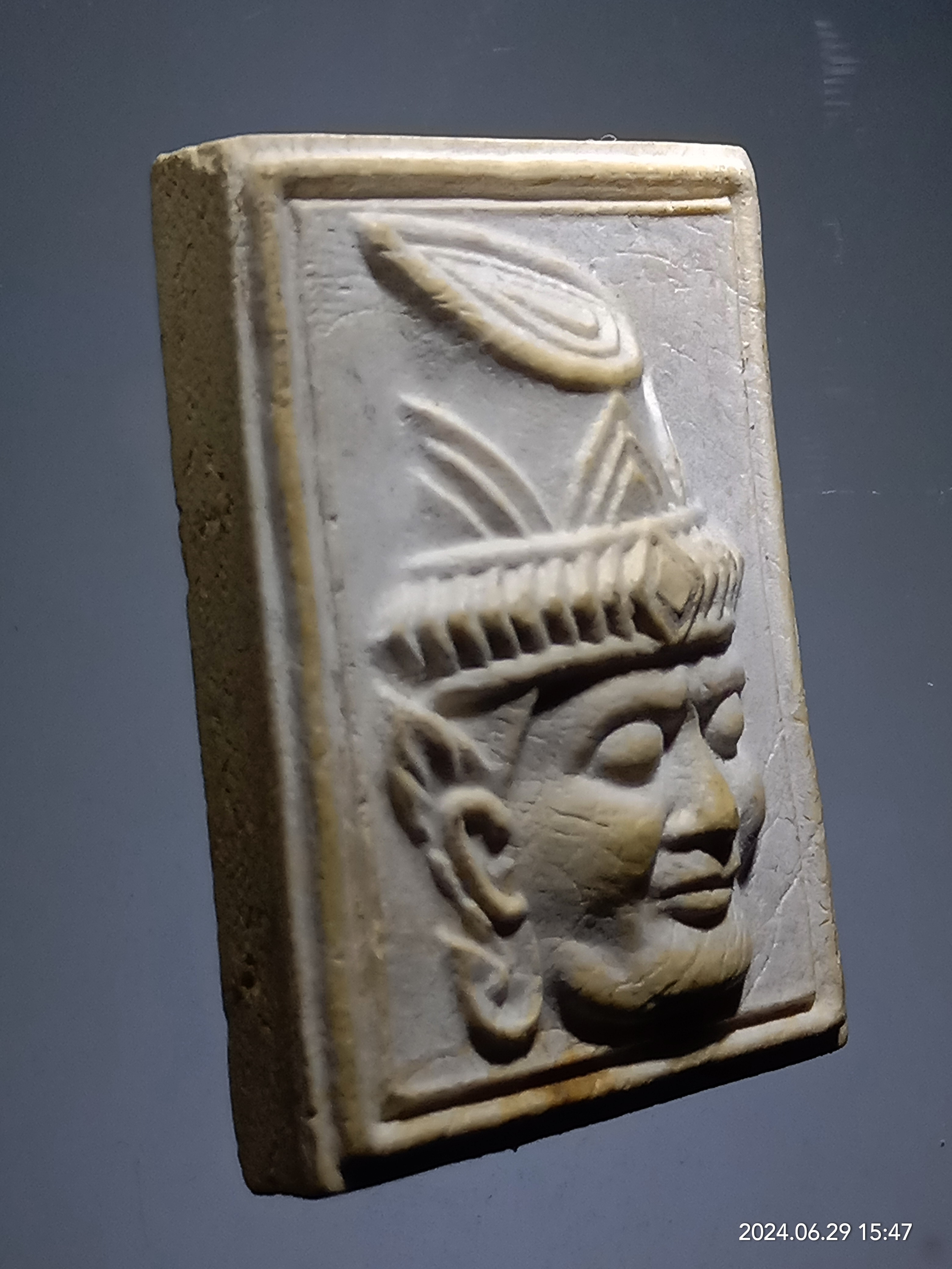 รหัสสินค้า พระเนื้อดิน เนื้อผง เนื้อว่าน 480 เศียรพ่อแก่ฤาษีบรมครู เนื้อผงหลังกลอง ไม่ทราบสำนัก ส่วนใหญ่แล้วจะทำแจกในพิธีไหว้ครูครับ