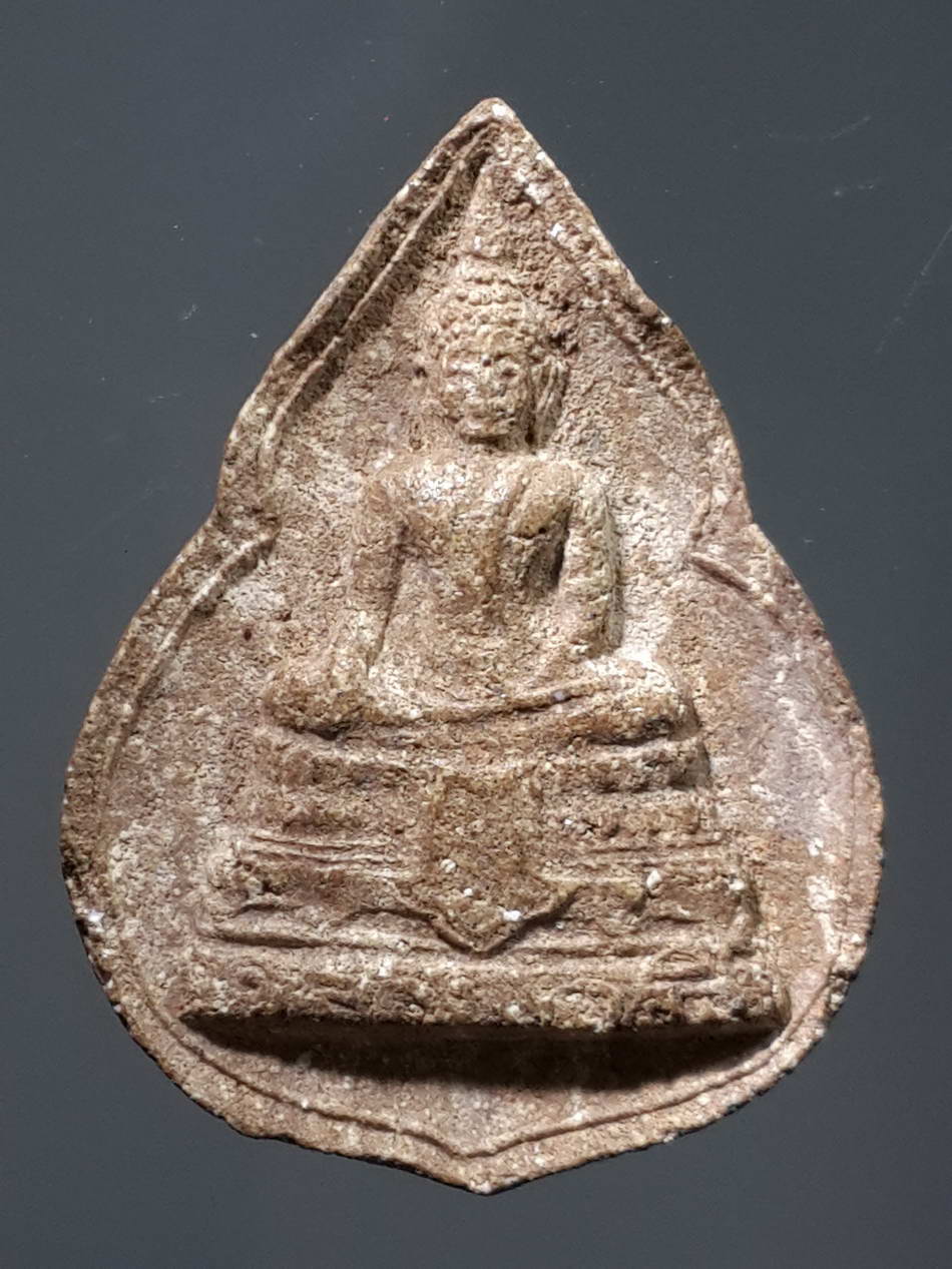 รหัสสินค้า พิจิตร 039 พระกลีบบัวเนื้อผงผสมว่าน พิมพ์พระพุทธ หลวงพ่อลือ วัดวังกลม จังหวัดพิจิตร พระรายการนี้ให้เช่าบูชาแล้ว