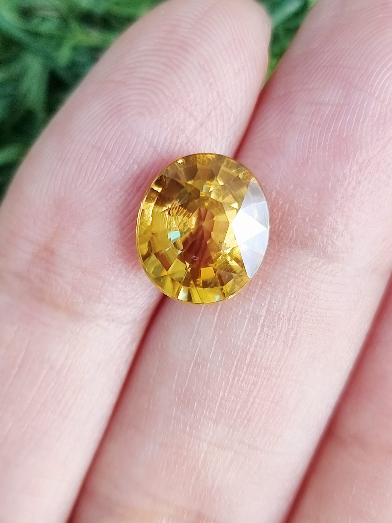 5.63กะรัต พลอยเพทายดิบ สีเหลืองทองสีคล้ายบุษราคัม 1 เม็ด