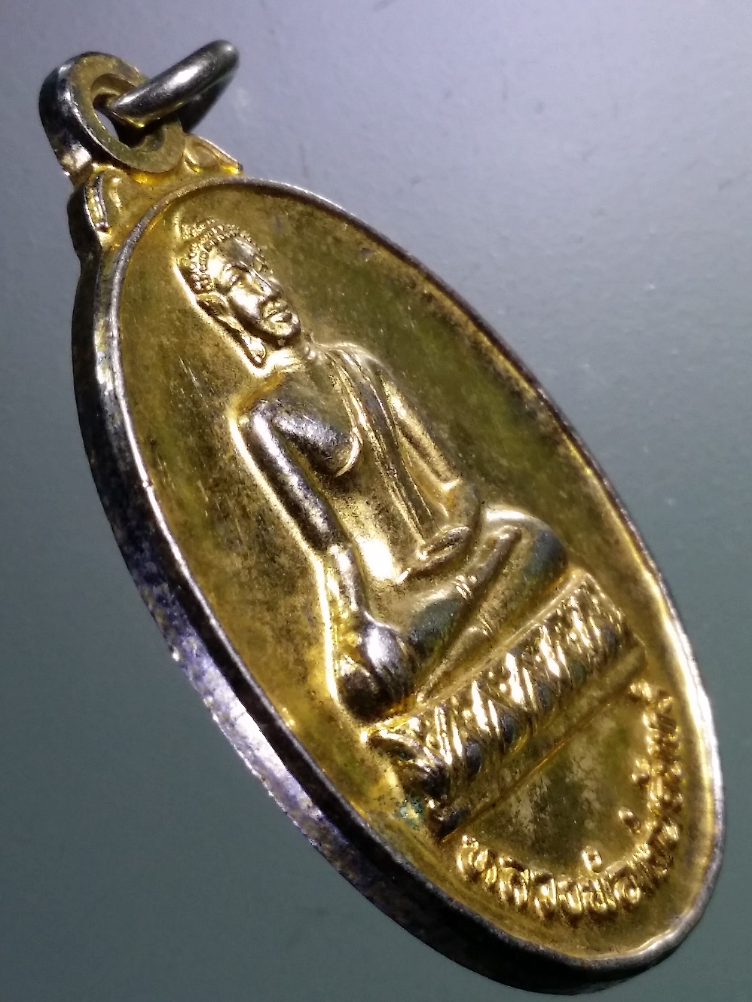 รหัสสินค้า เหรียญพระพุทธ 3923 เหรียญกะไหล่ทองหลวงพ่อแก่นจันทร์ วัดเนินยาง อำเภอเมือง จังหวัดจันทบุรี ปี 2546 ที่ระลึกฉลองศาลาการเปรียญ