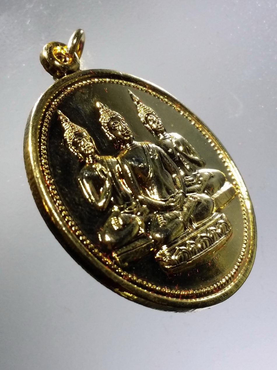 รหัสสินค้า พระมีกล่อง 3657 เหรียญกะไหล่ทอง พระอู่ทอง พระเชียงแสน พระสุโขทัย วัดเขาอีส้าน เทพประทาน จังหวัดราชบุรี สร้างปี 2540