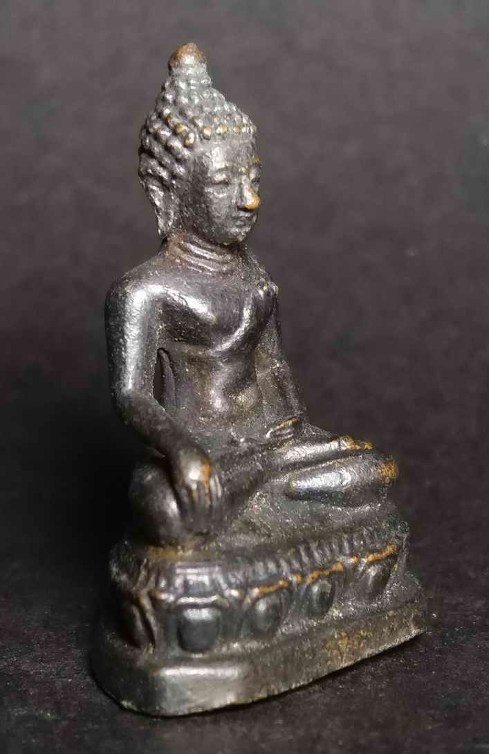 รหัสสินค้า พระกริ่ง พระหล่อ 028 รูปหล่ออุดกริ่งพระพุทธสิหิงค์ เนื้อทองแดงรมดำตอกโค๊ตไม่ทราบที่ พระรายการนี้ให้เช่าบูชาแล้ว