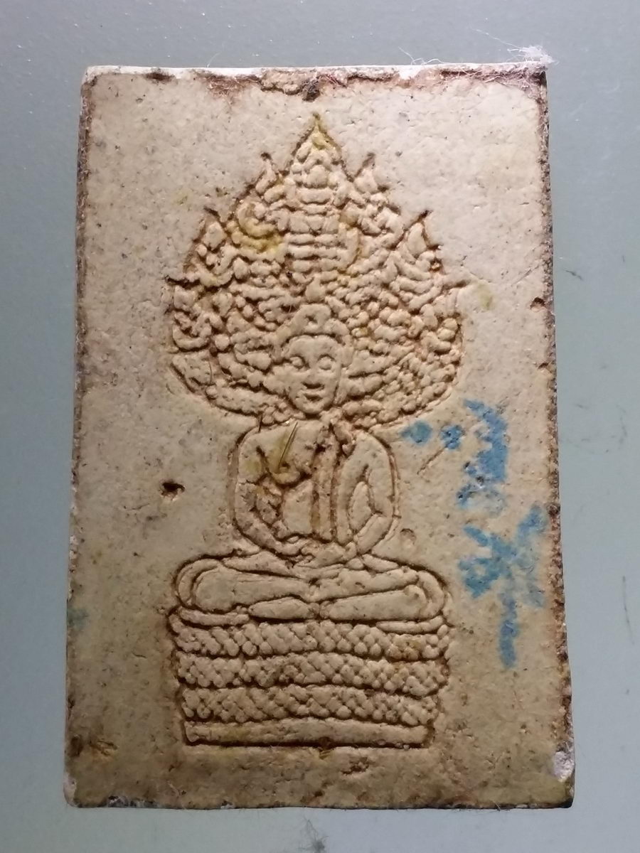 Antig Pim 082 พระผงรูปเหมือนหลวงปู่ลี วัดป่าหัวตลุก หลังพระประจำวันเสาร์ ด้านหลังปั๊มตรายาง