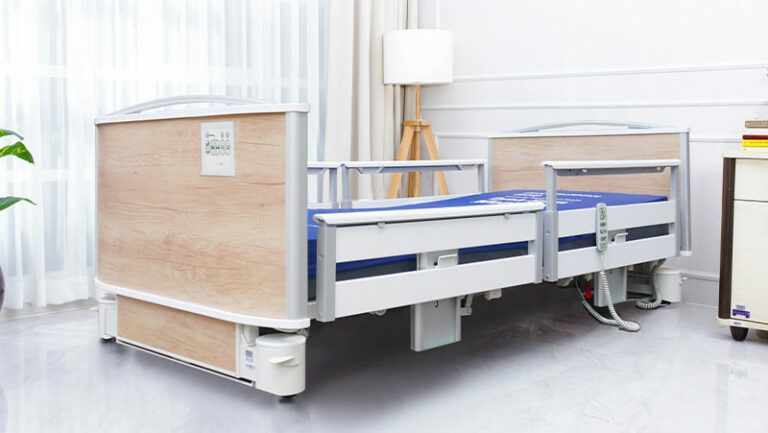 ชุดเตียงผู้ป่วยปรับไฟฟ้า FLOORE มีไฟใต้เตียง และแบตเตอรี่สำรองไฟ ราวกั้นเตียงแบบ ModuFlex แบ่งเป็นสองตอนแบบเต็มเตียง (ปรับเตียงต่ำสุด 23 cm.) + พร้อมที่นอนเพื่อสุขภาพ MEMORY FOAM + ชุดผ้าปูที่นอน + ผ้ายางรองกันเปื้อน