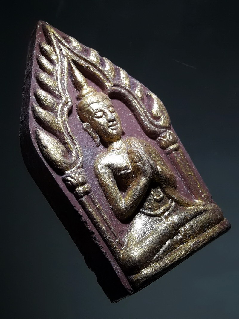 หัสสินค้า พระเนื้อดิน ผง ว่าน 10475 พระขุนแผน เนื้อแดงปัดทอง รุ่นบูรพาจารย์ หลังพญานาค ด้านหน้าและหลังโรยผงตะไบ ปี 48 สุดยอดพิธีเสก 74 รูป ลป.พิศดู, ลป.ท่อน,ลป.หงษ์ ร่วมเสก