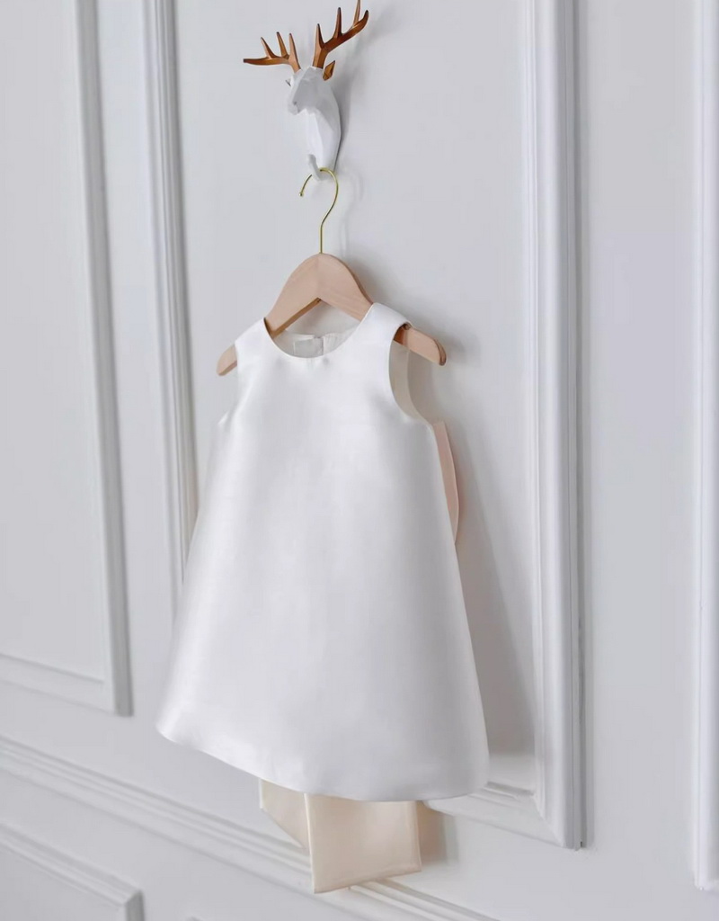 Gd4525- พร้อมส่งจากไทย ชุดออกงานเด็กหญิงสีขาว โบว์ใหญ่สีครีมแชมเปญสวยเรียบหรูสไตล์คุณหนู สุดหรูด้วยเนื้อผ้าสวยดุจไหม โบว์แยกจากชุดได้ ชุดราตรีเด็กทรงสั้น