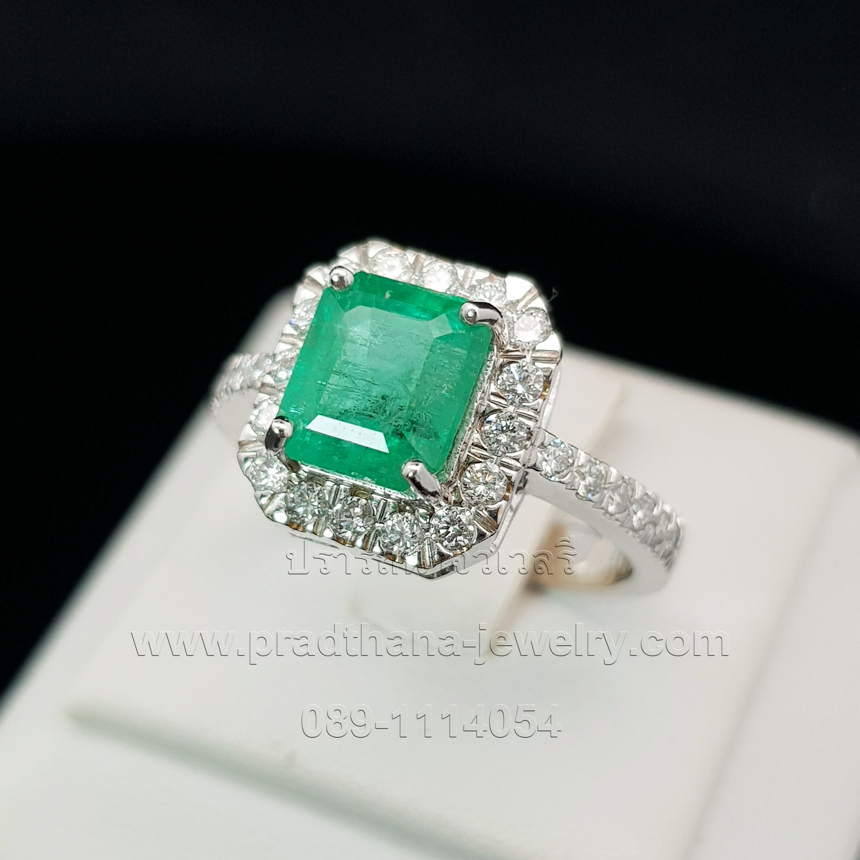 แหวนมรกตประดับเพชร