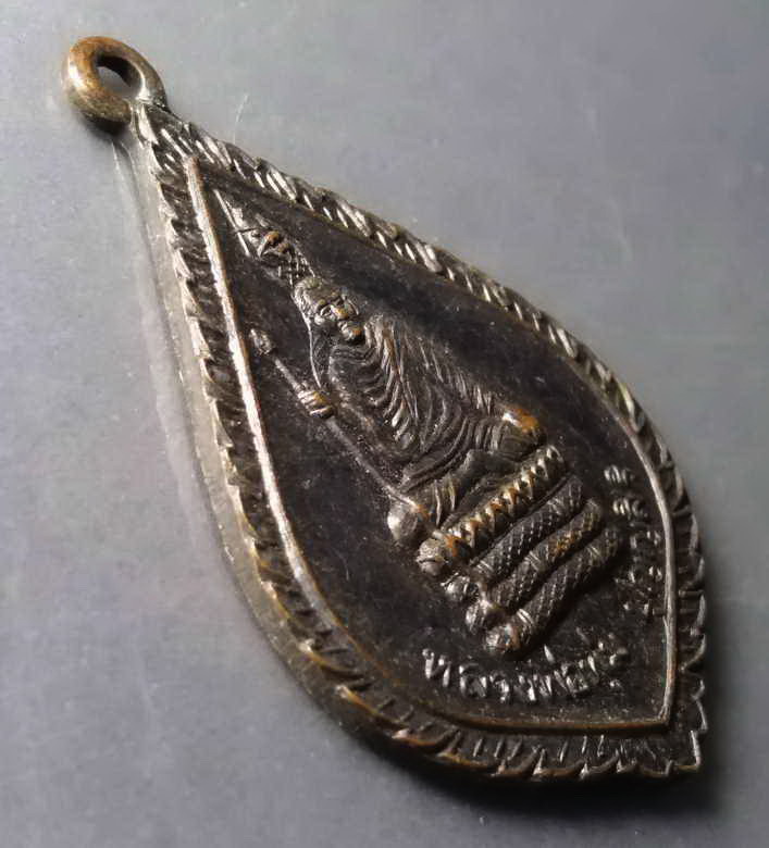 รหัสสินค้า เหรียญคณาจารย์ 207 เหรียญหลวงพ่อพุ่ม วัดสถิตย์ชลธาร (วัดไร่) ตำบลบางตาวา อำเภอหนองจิก จังหวัดปัตตานี สร้างปี 2542 หายากสร้างน้อย