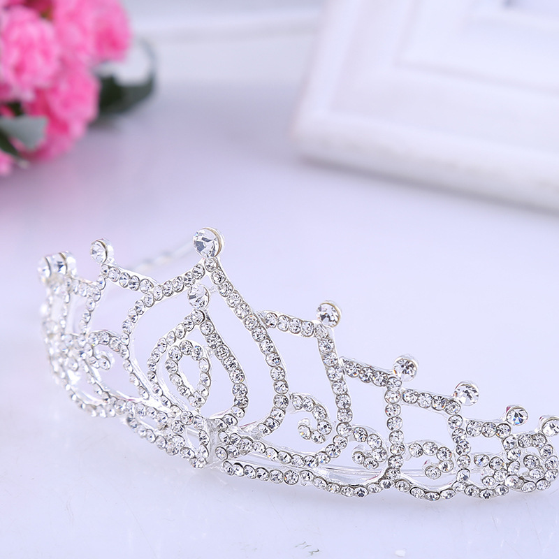 As10841 มงกุฏขนาดรองใหญ่ กว้าง12 xสูง-5ซม.แบบกิ๊บเสียบ ใช้กับเด็ก10ขวบ-เด็กโตหรือผู้ใหญ่ ประดับเพชรสวยงามแวววาว สวยเหมือนแบบ