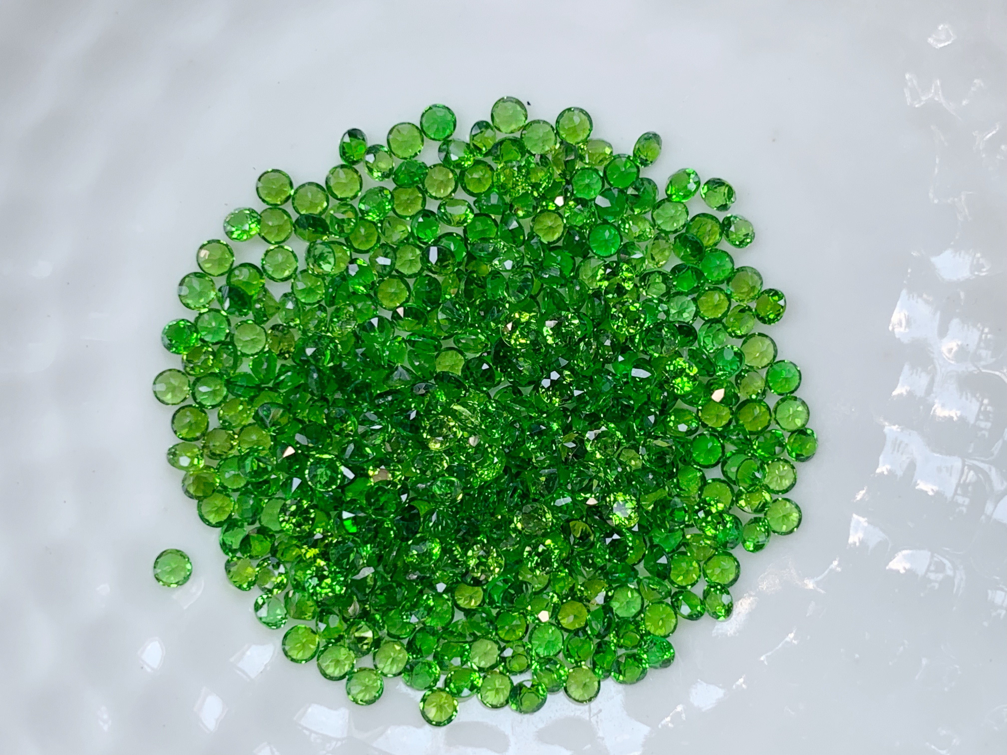 Chromediopside โครมไดออฟไซด์กลม 2.0 มม. 1 กะรัต
