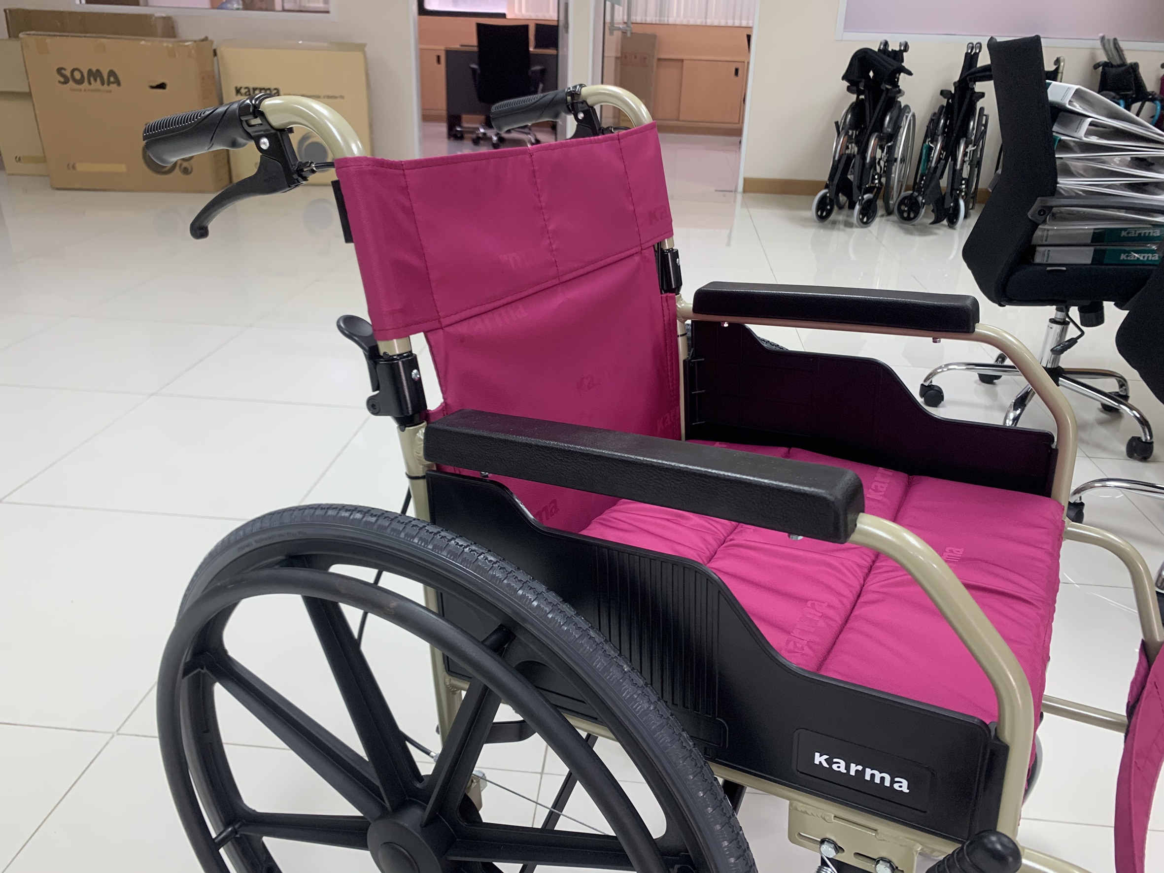 รถเข็นอลูมินัมอัลลอยด์คาร์ม่า รุ่น KM-1500 (KARMA KM-1500) ดีไซน์คลาสสิค ทนทาน เบาะกว้าง 18 นิ้ว ล้อหลัง 24 นิ้ว ของแท้ รับประกันศูนย์ไทย 5 ปี