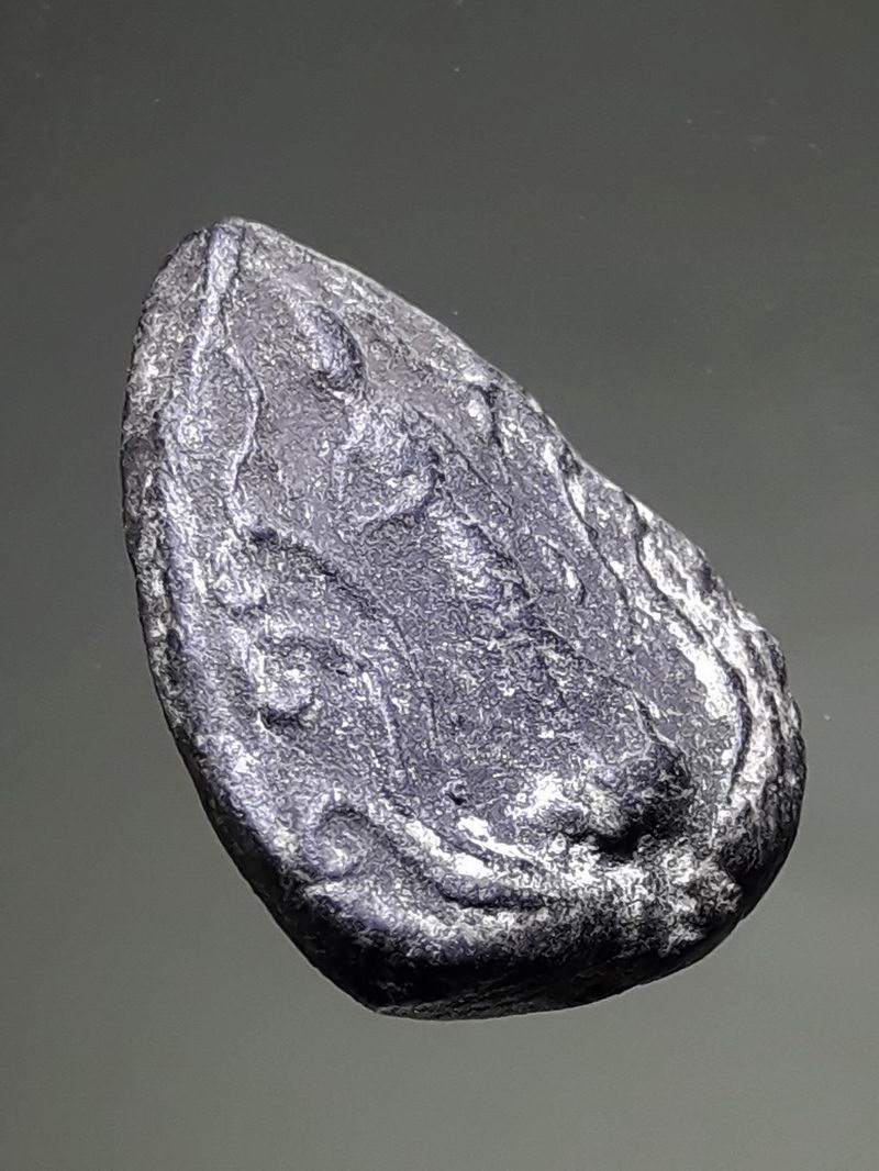 รหัสสินค้า พระเนื้อดิน ผง ว่าน 10470 พระกลีบบัวลีลาเปลวเพลิง ข้างรัศมี หลวงพ่ออ่ำ วัดชีปะขาว สุพรรณบุรี ปี 2475