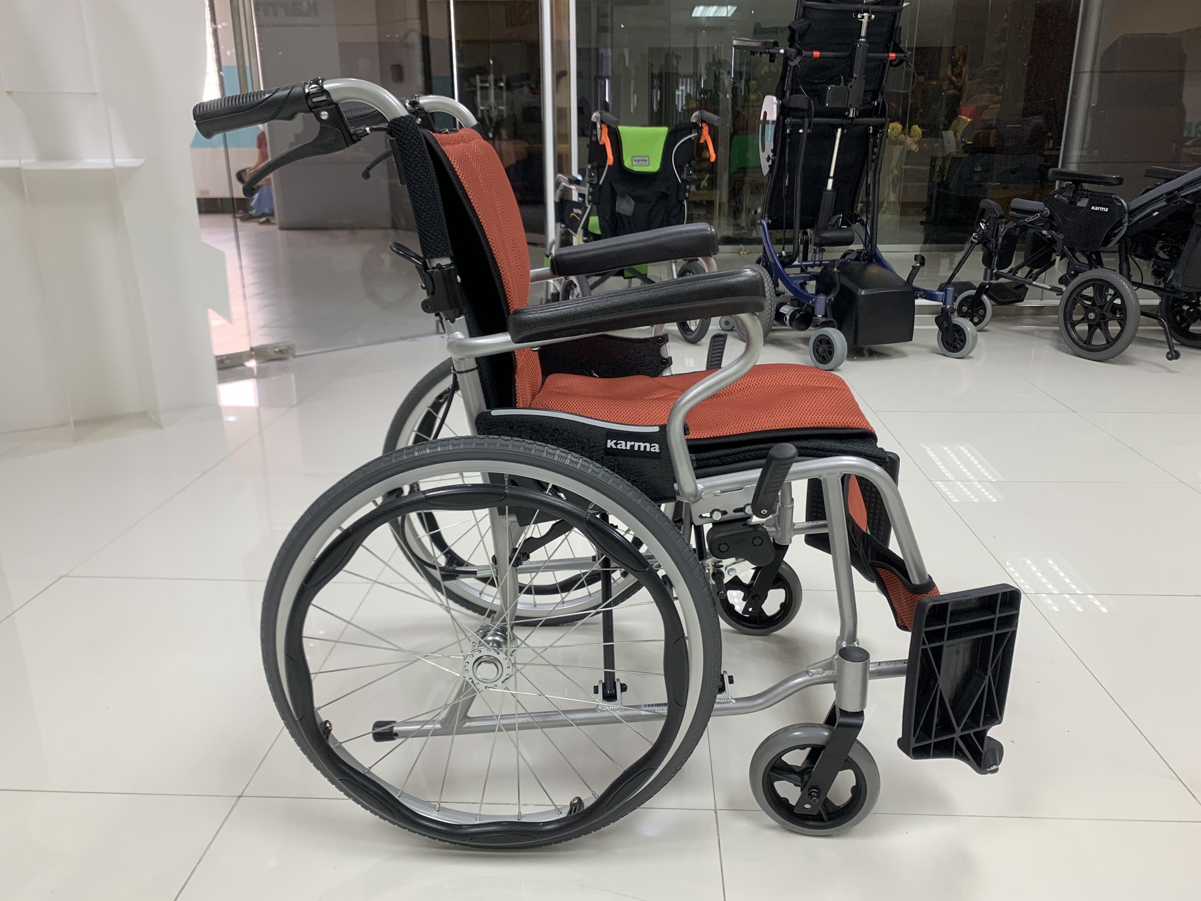 รถเข็นวีลแชร์น้ำหนักเบา พับได้ อลูมินัมอัลลอยด์คาร์ม่า รุ่น S-Ergo 205 F20 (WheelChair Karma S-Ergo 205 F20) พกพาสะดวก กะทัดรัด ของแท้ รับประกันศูนย์ไทย 5 ปี